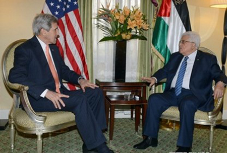 Tổng thống Palestine Mahmoud Abbas (phải) có cuộc gặp với Ngoại trưởng Mỹ John Kerry ngày 14/5, tại London (Anh).